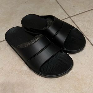 OOFOS. Black Sandals Thongs Flip Flop Women’s US 9 Men’s 7